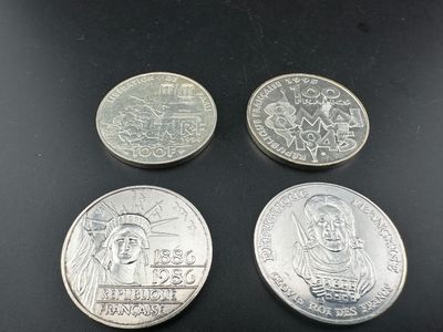 quatre types de pièces différents sur une surface noire
