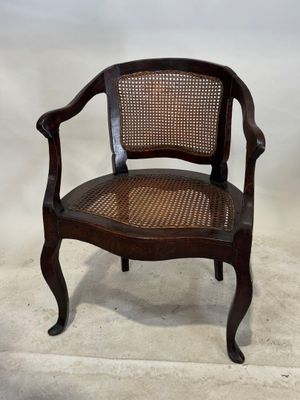 chaise en bois avec dossier et assise en rotin