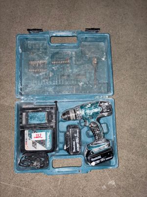 une caisse à outils bleue avec des outils sur le sol