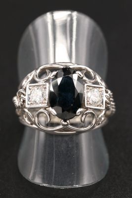 un gros plan d'une bague sertie d'un diamant noir