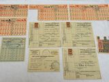 Plusieurs billets de train anciens et inutilisés sont disposés sur une feuille de papier