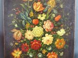 une vieille peinture représentant des fleurs dans un vase sur fond bleu