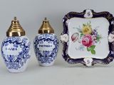 trois vases et une assiette décorés de fleurs