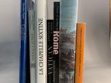 plusieurs livres sont empilés sur une étagère