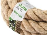 un gros plan d'une corde en jute à laquelle est attachée une étiquette