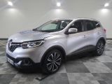 Le nouveau SUV Renault Kad est garé dans un showroom.