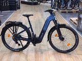 un vélo bleu exposé dans un magasin