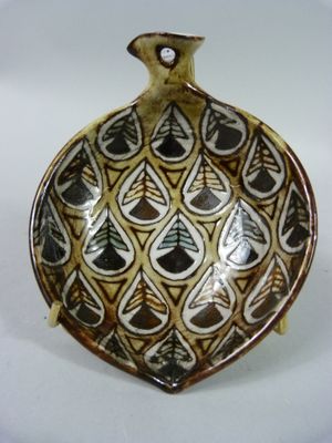 une assiette marron et blanche ornée d'un motif