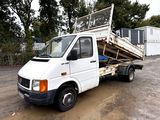un camion blanc garé dans la poussière