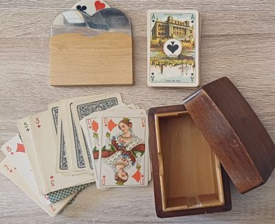 une boîte en bois contenant des cartes à jouer et une boîte en bois contenant des cartes à jouer