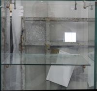 Vitrine carrée en verre ouvrant par un vantail en rideau déc… (photo 2)