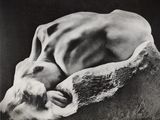 photographie en noir et blanc d'un homme nu endormi sur une couverture