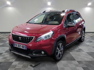la voiture rouge est garée sur un sol en damier dans le garage