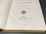 un livre ouvert posé sur une table, sur une table