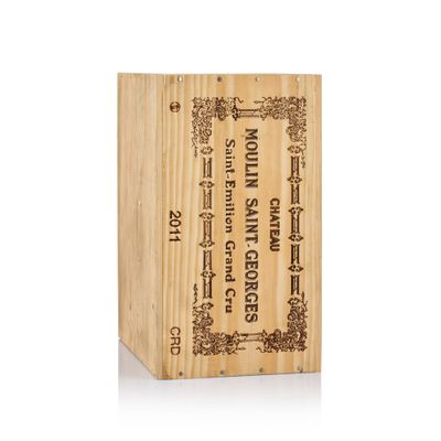 une boîte en bois avec une étiquette de vin