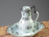 une petite tasse et une soucoupe posées sur une table