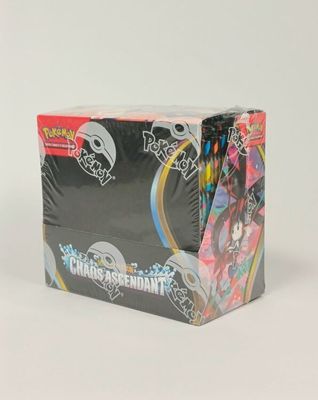 une boîte de cartes à collectionner Pokémon posée sur une table
