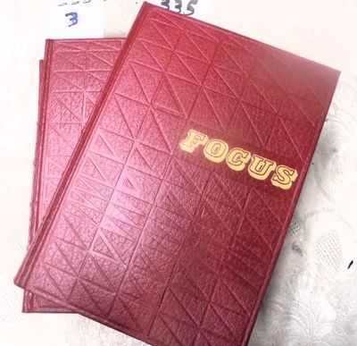 deux livres rouges posés sur une table blanche