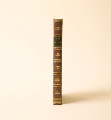 un grand livre posé sur une table