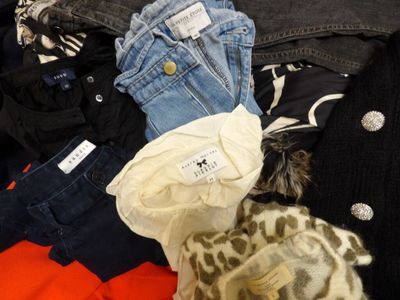 une pile de vêtements posée sur une table