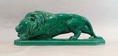 une image représentant une statue verte de lion posée sur un socle vert