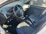 l'intérieur d'une petite voiture avec des sièges bleus et un volant