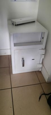 un micro-ondes posé sur un meuble blanc