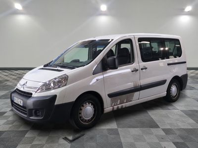une camionnette blanche garée sur un sol en damier