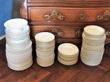 de nombreuses assiettes empilées sur une commode dans une pièce