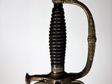 une vieille épée avec un manche en or sur fond blanc