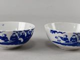 paire de bols bleus et blancs ornés de motifs figuratifs