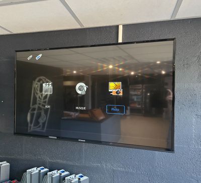 un téléviseur à écran plat fixé au mur d'une pièce