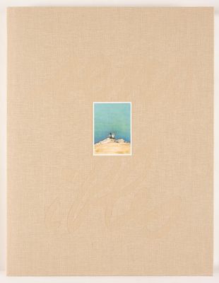 une image représentant un tableau d'un phare sur une plage de sable