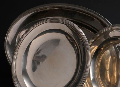 un plat en argent muni d'un couvercle, posé sur une table
