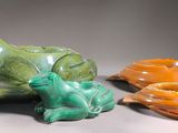 deux figurines de grenouilles et une tortue posées sur une table