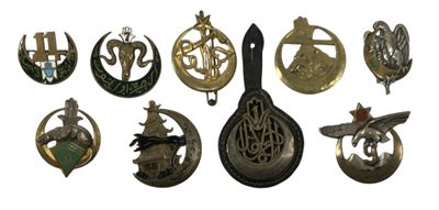 de nombreux types de badges différents sur fond blanc