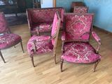 plusieurs chaises avec un revêtement rose, un revêtement rose, un revêtement rose, un revêtement rose, un revêtement rose, un revêtement rose, un revêtement rose, un revêtement rose, un revêtement rose