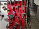 de nombreux outils accrochés au mur du garage