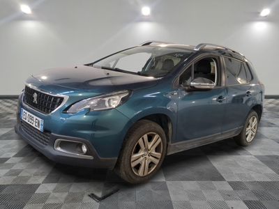 la voiture bleue est garée sur un sol en damier dans le garage