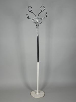 un porte-manteaux blanc avec une patère noire et blanche