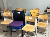 un grand nombre de chaises dans une pièce