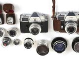 de nombreux types d'appareils photo sur la table