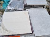 beaucoup de cartons de carrelage par terre
