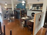une salle à manger avec de nombreuses tables et chaises