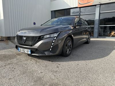 vue de face d'une voiture grise garée devant un immeuble