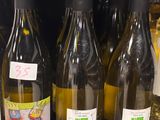 des bouteilles de vin sont alignées sur une étagère dans un magasin