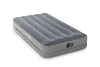 le matelas gonflable est fixé sur le côté du lit