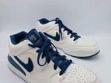 une paire de baskets blanches et bleues avec des lacets bleus