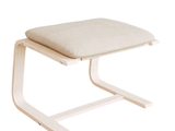 un petit tabouret blanc avec un coussin dessus