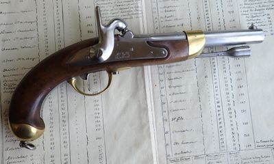 un pistolet posé sur une feuille de papier